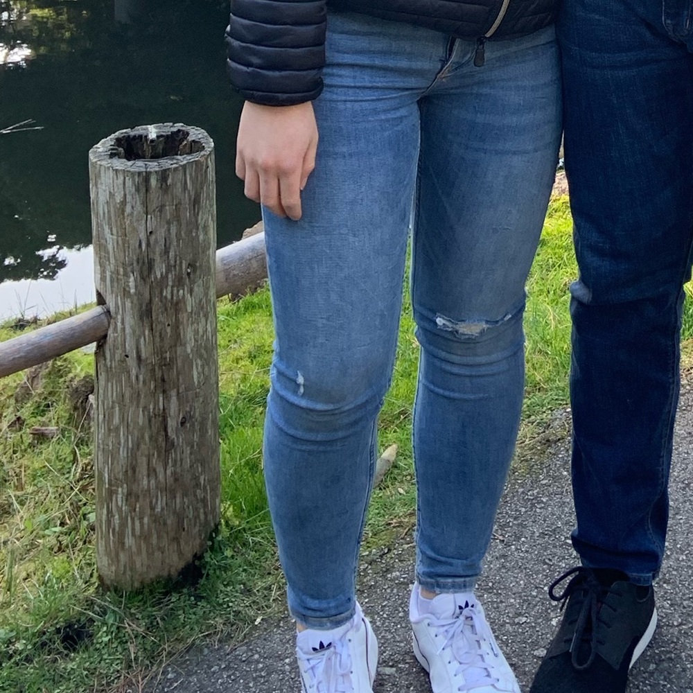 Zara light wash skinny jeans ripped size 4(26)